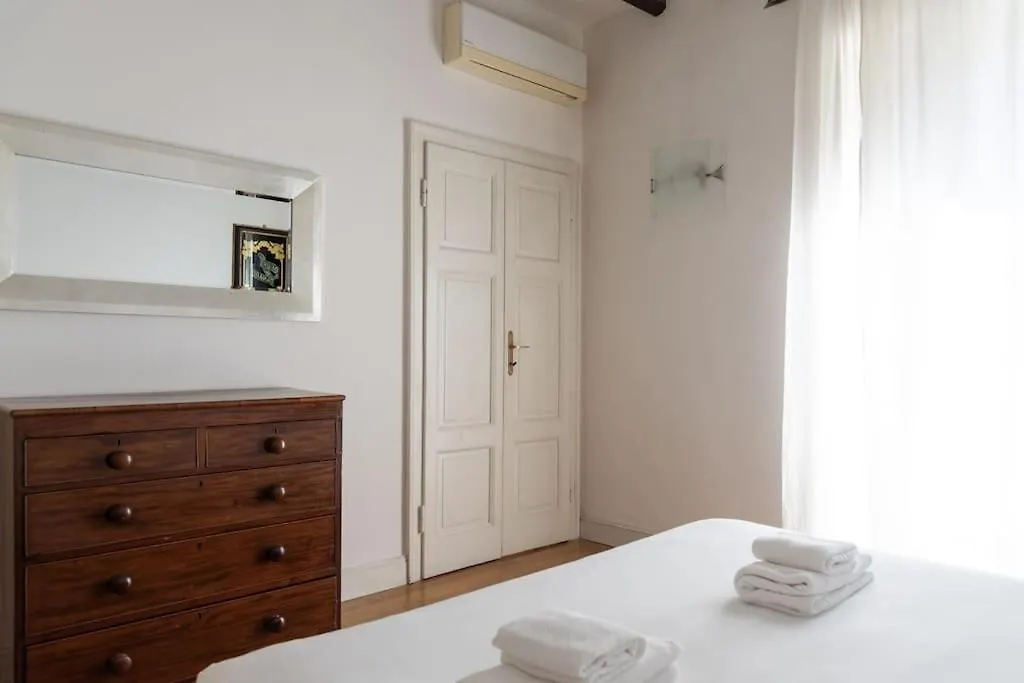 Apartment Youhosty - Nerino 10 Milan